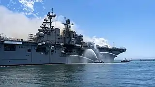 Bateaux-pompes luttant contre l'incendie du USS Bonhomme Richard (LHD-6) le 12 janvier 2020.