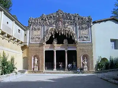 Passage au niveau de la grotte de Buontalenti.