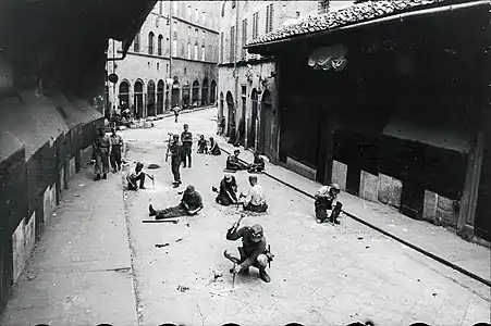 Des militaires allemands plantent des clous antichars dans le pavé du Ponte Vecchio août 1944.