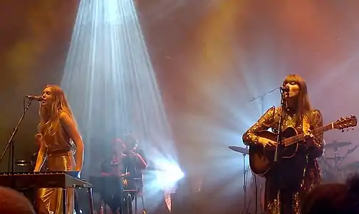 First Aid Kit sur la scène du Royal Albert Hall de Londres le 24 septembre 2014. Elles sont accompagnées pour l'occasion par le quatuor à cordes Stockholm Strings.