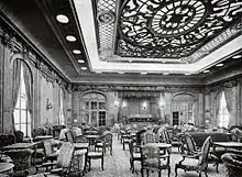 Le grand salon orné de boiseries et d'une coupole du Majestic.