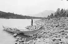 Pirogue amérindienne monoxyle du Canada, avec forme hydrodynamique originale (sur le fleuve Skeena en 1915).