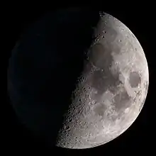 Vue du terminateur lunaire. L'inclinaison est orientée selon l'hémisphère terrestre et la saison et non selon l'heure de la journée, ici c'est une image vue des Etats-Unis en été