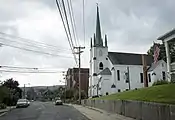 La première église universaliste et Main Street.