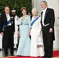 La reine Élisabeth II et le duc d'Édimbourg avec le couple Bush. Le prince Philip et George Bush portent la queue-de-morue.