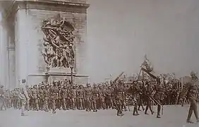 Les troupes Siamoises défilent sous l'Arc de Triomphe.