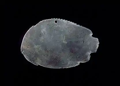 Palette à fard en forme de poisson plat.Schiste, 7,6 × 11,7 cmLACMA