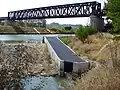 Échelle à poissons du seuil de Moussoulens et viaduc ferroviaire sur l'Aude.