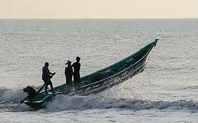 Pêcheurs partant en mer depuis la côte du village de Devaneri à Mahabalipuram. Septembre 2022.