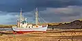 Un bateau de pêche de loisir échoué sur la plage de Nørre Vorupør.