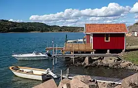 Cabane de pêcheur avec ses jetées et ses bateaux dans le Brofjorden. Aout 2018.