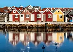 Maisons de pêchaires au port de Fisketången, Kungshamn. Le froid, d'environ -7°, a gelé l'eau du port. Janvier 2021.