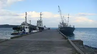 Remorqueurs et bateaux dans le port de pêche.