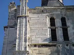 Fissure en haut du mur occidental de la tour (à proximité des fenêtres en plein cintre).