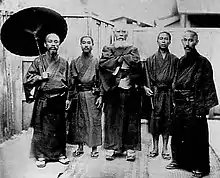 Hommes d'Okinawa en tenue traditionnelle pendant l'ère Meiji.