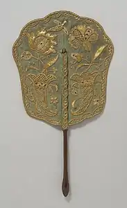 Écran en soie verte et broderies en paille, Musée d'Art du comté de Los Angeles.