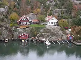 Vue caractéristique : maisons en bois sur un rocher de l'archipel.