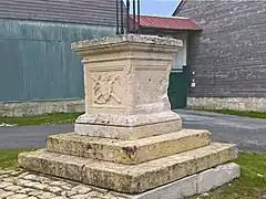 La base sculptée du calvaire