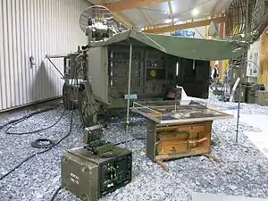 Le radar de conduite de tir 63 Super Fledermaus (en) déployé.