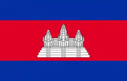 Le drapeau du Cambodge est constitué d'une bande rouge horizontale entourée de deux bandes bleues, l'une en haut et l'autre en bas, chacune d'un quart de la hauteur totale. Au centre se dessine en blanc une représentation du temple d'Angkor Vat comprenant trois tours.