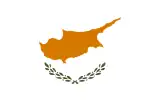 Contour cuivré de l'île de Chypre sur un fond blanc au-dessus de deux branches d'olivier