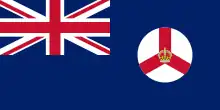 Un Blue Ensign britannique (un drapeau bleu avec l'Union Jack dans le coin supérieur gauche) avec l'emblème de Singapour.