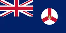 Un Blue Ensign britannique (un drapeau bleu avec l'Union Jack dans le coin supérieur gauche) avec l'emblème de Singapour.