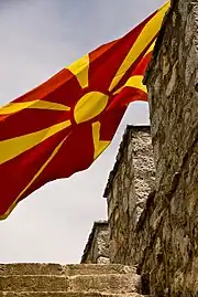 Photographie du nouveau drapeau du pays flottant sur la forteresse du Tsar Samuel, à Ohrid
