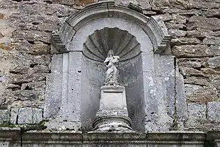 Statue de la vierge à l'enfant surmontant le portail.