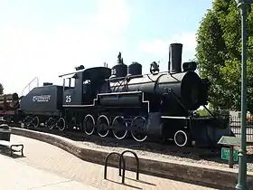 Photographie montrant un train ancien composé d'une locomotive à vapeur et de son wagon tender.