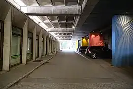 Rue couverte de Flaine avec les faisceaux métalliques de Hanich.