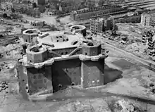 La Flakturm de Hambourg, intacte, au milieu de la ville, détruite