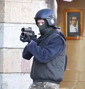Un policier utilisant un "Flash-ball"