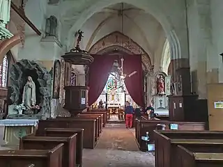 La nef, richement ornée.