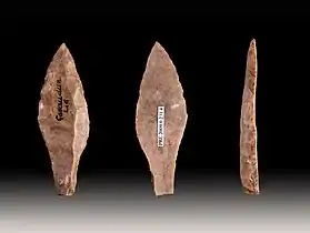 Pointe de flèche en silex, Gravettien (29 000-22 000 BP, Homme de Cro-Magnon, deuxième occupation de la grotte Chauvet).