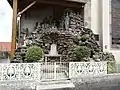 Grotte de Lourdes avec monument aux morts