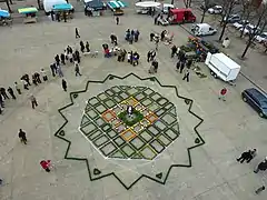 Plan de la ville en fleur sur la place d'Armes.