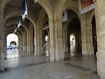Les piliers et arcades du bâtiment.