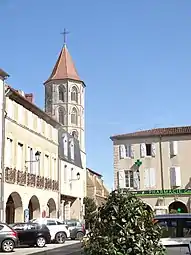 Le clocher vu depuis la place centrale de la halle-hôtel de ville.