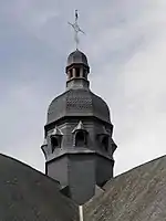 Campaniles superposés à la croisée du transept.