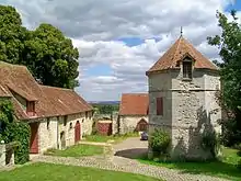 Vue de la cour d'une ferme et d'un colombier.