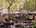 Le marché de la place aux Herbes à Uzès.