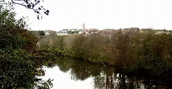 Fleury-sur-Orne depuis l'ancien pont de chemin de fer enjambant l'Orne.