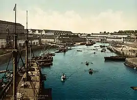 Le port de Brest et l'arsenal en Penfeld vus depuis le Grand Pont (à gauche le côté Recouvrance, en arrière-plan le bagne de Brest)