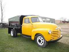 Alcazar les récupère avec un camion Chevrolet 3800 de 1951.