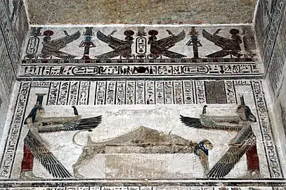 Osiris défunt entouré par ses sœurs ailées. Temple de Dendérah.