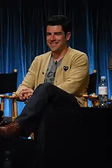 Max Greenfield interprète Schmidt.