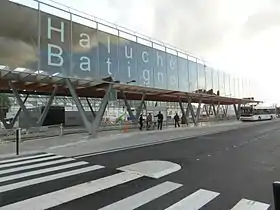 Le pôle d'échanges Haluchère ─ Batignolles inauguré en 2012 avec son toit en bois et en verre.