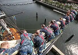 Cadets de l'US Navy sur le marchepied.