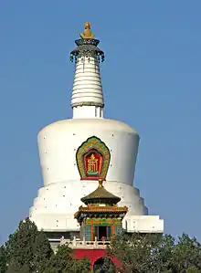 Grande stupa blanche de L'île Qionghua du parc Beihai à Pékin commencé en 1651 en l'honneur de cette visite,. Détruite en 1679 par un tremblement de terre, elle fut reconstruite l'année suivante.